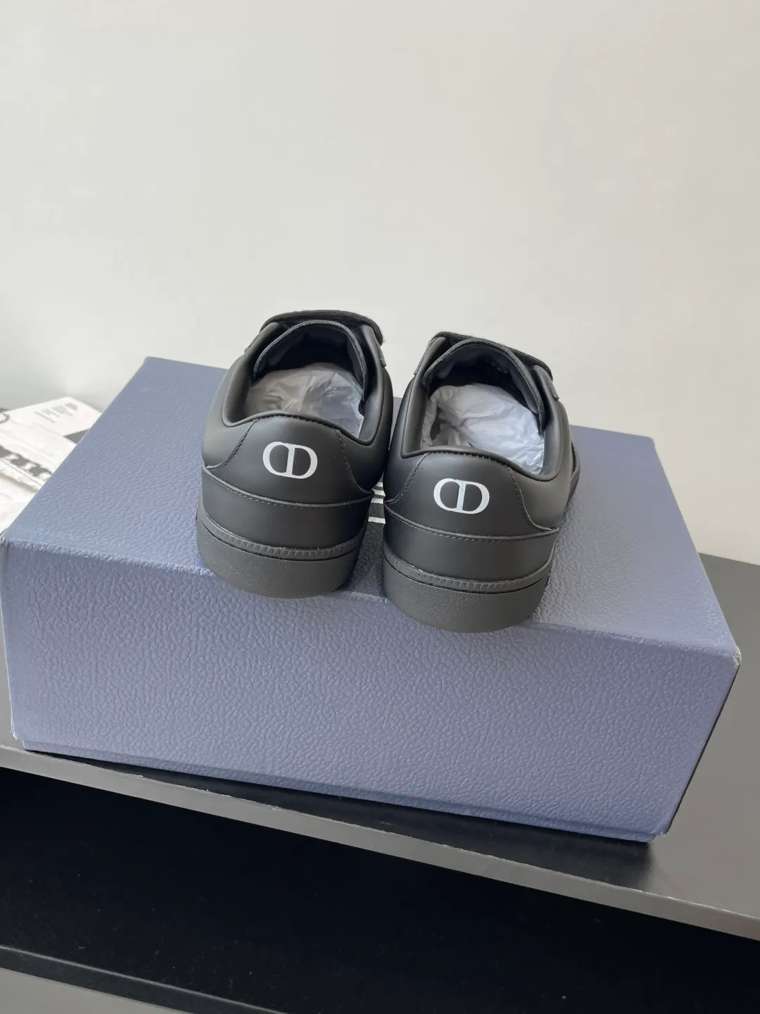 Factory price: 420💰The top version of Dior 25ss new product B01 moral training shoes. The toe size design of the couple's style is a bit wider. The upper foot comfort is perfect. The thread is beautiful. Perfectly suitable for trousers. Decorated with various classic details. It is the ideal choice for daily styling. It can be matched with various casual items to create exquisite shapes. Fabric first layer cowhide/lining sheepskin T men's shoes💰U original outsole Code number: 38-44, customized 45